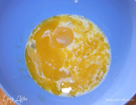 Желтки отделяем от белков. В желтки добавляем молоко и взбиваем. 