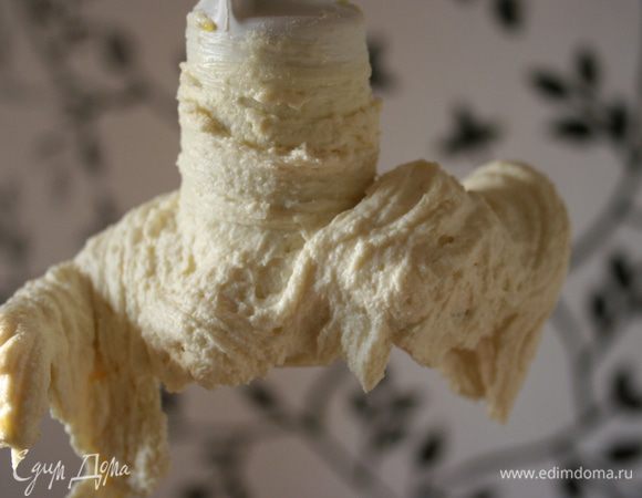 Добавляем творог, муку. Если делаем с сахаром, добавляем две ложки. Все перемешиваем, с помощью блендера удобнее и нежнее.