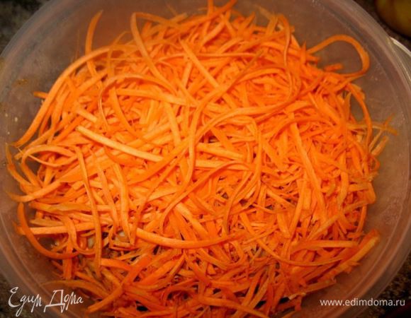 Натираю морковку,выкладываю на курицу...