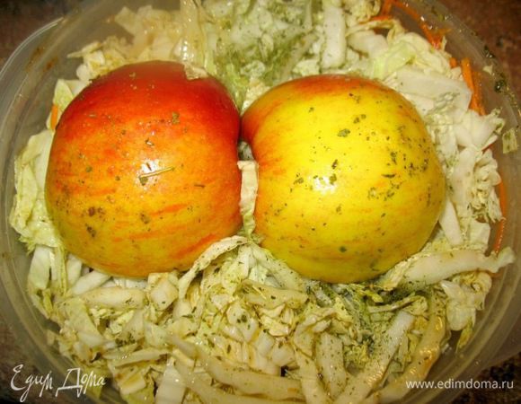 на морковку соломкой корейскую капусту..и яблоко...
посыпать зеленью...
Ставлю в микроволновку ещё на 5мин.