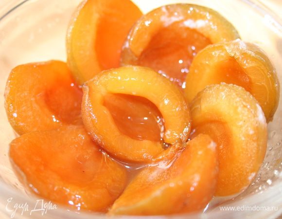 Абрикосы засыпаем ложкой сахара и размораживаем в микроволновке, чтобы они не потеряли плотности. 