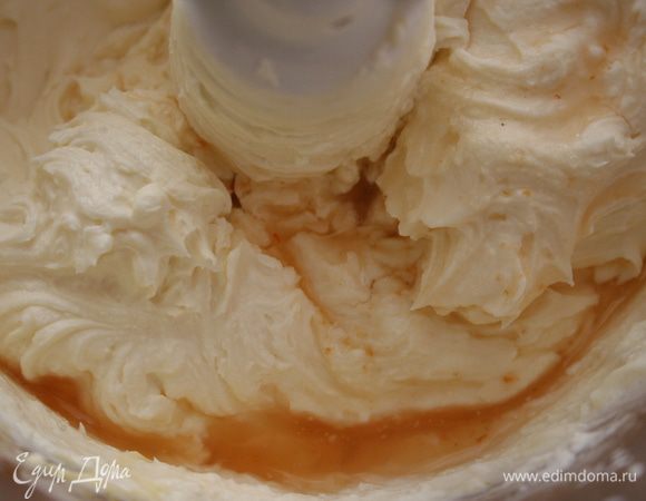 Сок от абрикос заливаем в творожную массу и перемешиваем. 