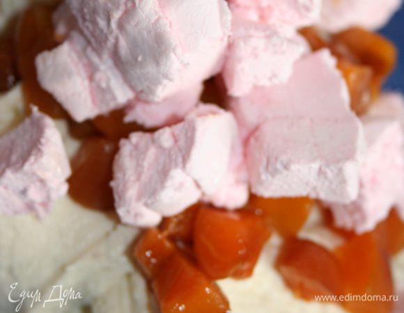 Кубики абрикос и зефира добавляем в творожную массу и перемешиваем аккуратно.