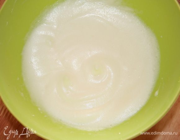 Белки взбиваем с сахарной пудрой 5 минут до устойчивой пены.