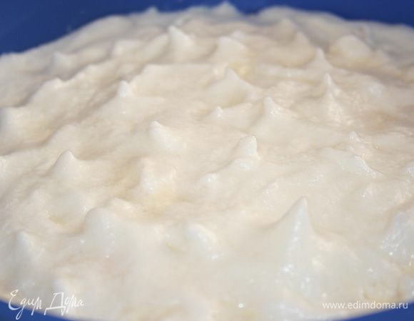 Покрываем творожную массу пеной. 