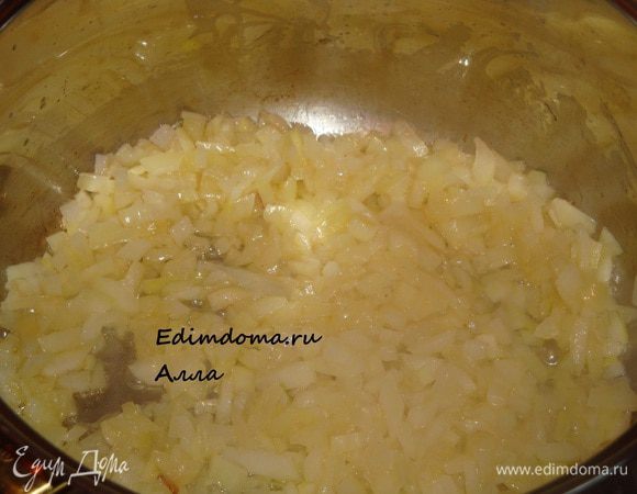 В кастрюле, в которой будем готовить суп, растопить сливочное масло. Лук чистим-моем, нарезаем мелкими кубиками и отправляем в кастрюлю с маслом. Пассеруем минут 5.