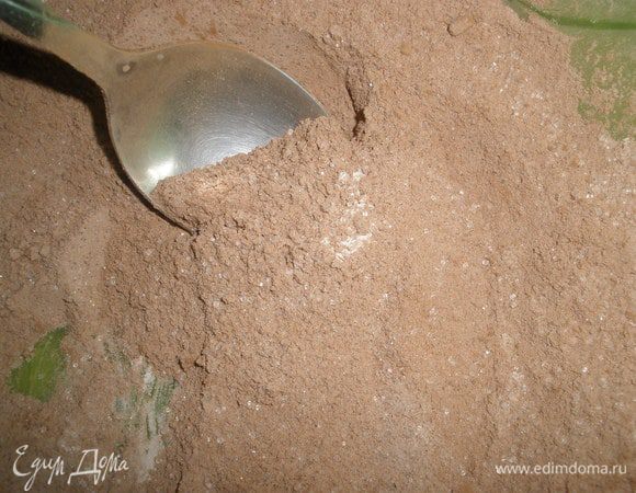 Смешать сухие ингредиенты: муку, сахар,разрыхлитель, какао. Добавить сливочное масло. Все растереть как следует.