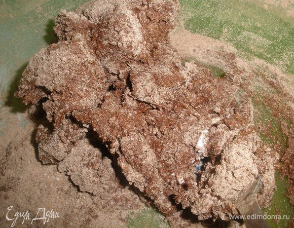 Яйцо взбить и ввести в сухую смесь. Добавить коньяк. Все смешать получится очень мягкое тесто. Убрать его в холодильник на пол часа. 