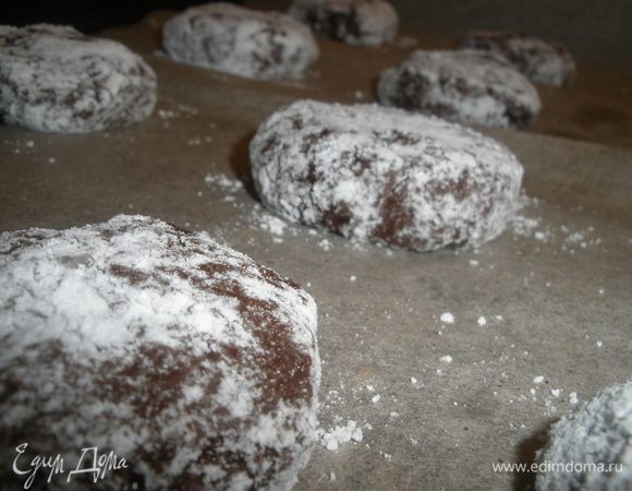 Разогреть духовку до 200 градусов. На противень выложить бумагу для выпечки.
Взять кусочек теста размером с грецкий орех и обвалять его в пудре. Приплюснуть и выложить на противень. Между печеньем оставить побольше расстояния, так как оно расплывается в ходе выпечки. Выпекать 10 минут.