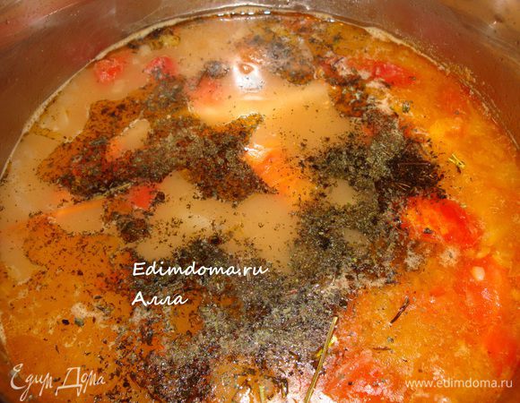 А теперь добавляем в кастрюлю мяту и, при необходимости, соль. Накрываем крышкой и даем настояться хотя бы минут 10.