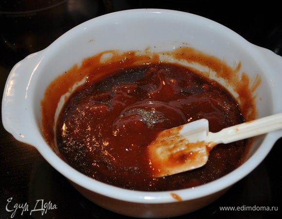 В небольшой посуде смешаем кетчуп,сахар и вустерский соус,яблочный уксус.сольи перец.
Смешать и одну небольшую часть 1стак. отложить в сторону. 