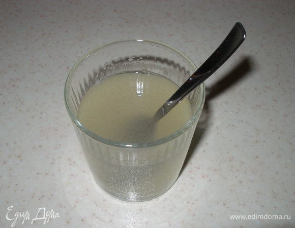 Сначала делаем ягодное желе. Желатин (у меня «Доктор Оеткер», 10г. - это как раз один пакетик)) залить 150г. холодной воды. Оставить на 10 мин.