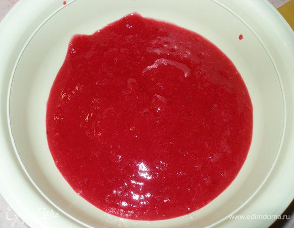 Ягоды измельчить в блендере и протереть через сито.