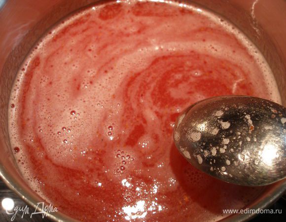 К желатину добавить сахар, ягодное пюре и 250г. воды. Довести до кипения, но не кипятить, а сразу снять с огня.