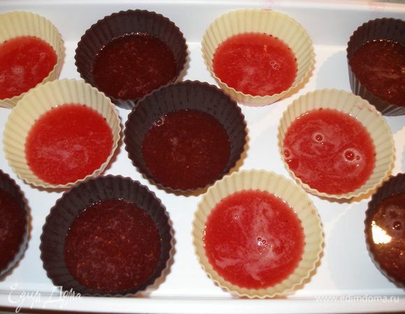 Разлить желе по креманках или по силиконовых формочках, как у меня. Поставить в холодильник минимум на 2-3 часа.