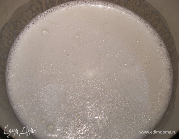 Далее готовим сливочное желе. Желатин замачиваем на 10 минут в 100г холодной воды. Подогреваем, но не кипятим.
Сливки взбиваем с сахаром до пенки, смешиваем с желатином.
Этот слой можно сделать, как мусс. Тогда вместо 10г. желатина и 100г. воды берем 5г. желатина и 50г. воды. 