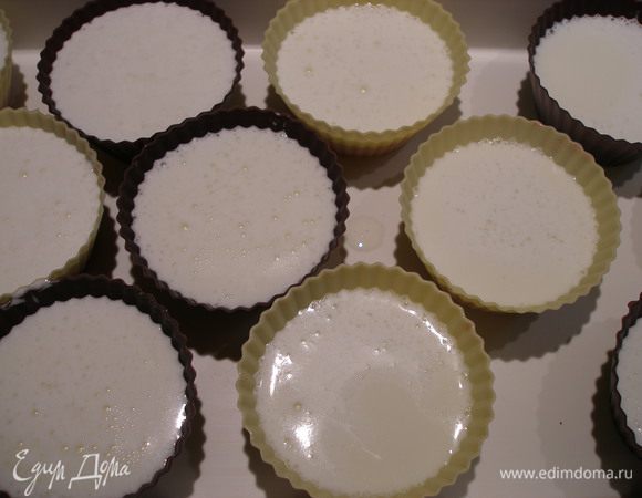 Разлить сливочную массу по креманкам, где уже застыл ягодный слой, и - в холодильник, пока не застынет.
Подавать можно и в креманках, и так, как я, вынув из формочек. 