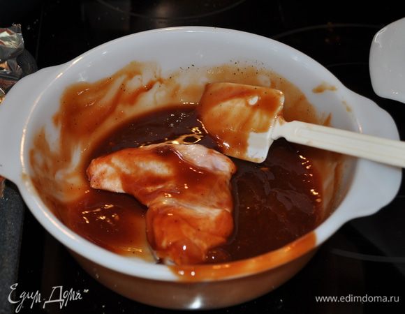 Разогреть духовку до 230гр. Противень застелить фольгой. Окунаем каждый кусочек в соус так чтоб со всех сторон он был в соусе.И выкладываем на противень с фольгой.