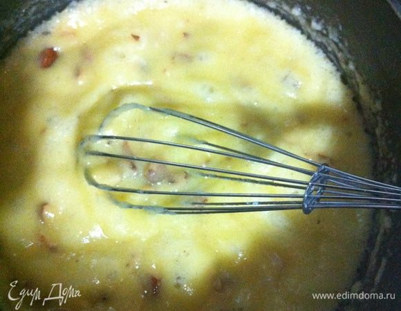 В тяжелой кастрюле растопите масло вместе с сахаром и мелкой солью, взбивая венчиком до однородности. Постоянно помешивая, дайте маслу слегка закипеть и держите на небольшом огне, пока смесь не приобретет глубокий золотистый оттенок. Всыпьте орехи и снова перемешайте.