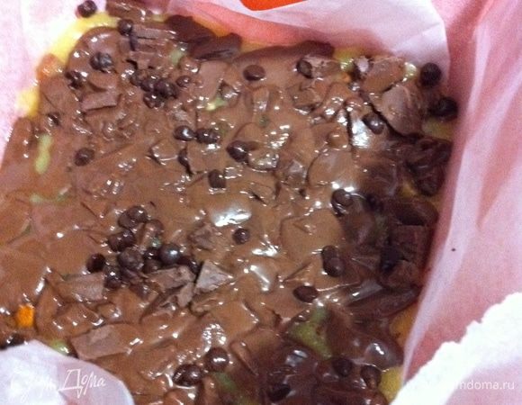 Форму выложите бумагой для выпечки. Налейте горячую массу в форму и разровняйте лопаточкой. Дайте пару минут остыть, затем посыпьте шоколадом и подождите, чтобы он растаял: на это уйдет около 5 минут. 