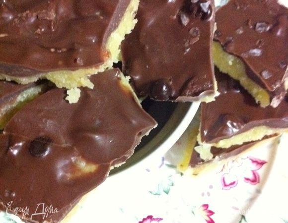 Остудите массу (достаточно 10 минут), затем слегка присыпьте хлопьями соли. Поставьте форму в холодильник на полчаса или более, потом разломайте тянучку на куски. Ириски можно хранить в герметичном контейнере. Только переложите кусочки бумагой, чтобы не слиплись.