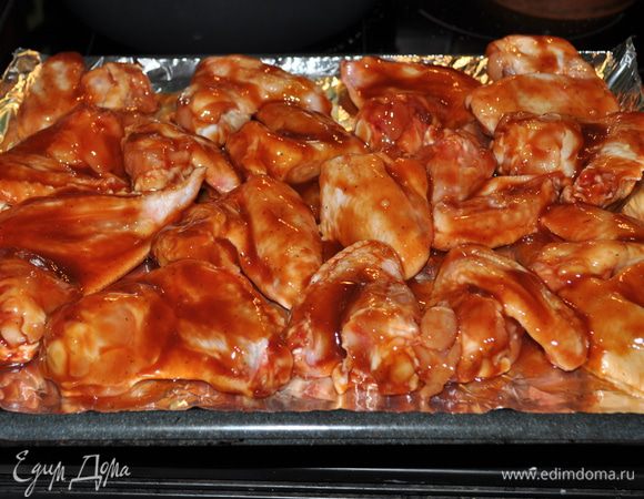 Запекаем до корич.цвета или 30 -35мин.В течение времени можно раз перевернуть.Подавать с соусом или еще раз облить им готовые крылышки отложенным соусом.