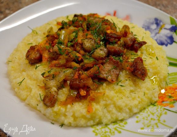 Пшённая каша со шкварками.
Пшено перебрать и залить кипятком мин.на 15.Промыть пшено залить кипятком ,посолить и варить до готовности.Таким образом мы уберём небольшую горчинку присуще крупе.
В это время обжариваем кусочки свинины с прослойками,получаем румяные шкварки,добавляем лук,морковку,соль,мускатный орех,чёрный перец молотый, базилик,укроп.Доводим до готовности.Кашу распределяем по тарелке и сверху нашу за жарку ,посыпать укропом.
Вкунотища!!!)