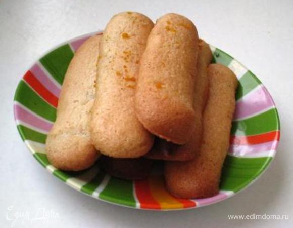 Взбиваем белки из холодильника с щепоткой соли до крепких пиков. Добавляем 1 ложку сахара и еще взбиваем до плотности и блеска. Вся процедура занимает мин. 10. Два желтка взбиваем с сахаром в светлый крем. Аккуратно соединяем обе массы, всеиваем муку, еще раз аккуратненько перемешиваем. Перекладываем тесто в пакет, отрезаем уголочек диаметром 1-1,5см. Высаживаем на смазанный пергамент палочки нужной длины. Печем при 180 гр. до загорелой золотистости мин. 12. Ориентир по духовке. Остудить на решетке, оставить на ночь подсыхать. И можно использовать. Приятного аппетита!