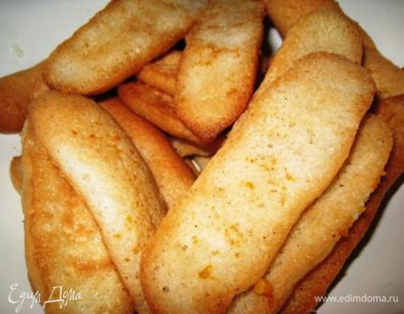 Сахар заливаем кипятком, добавляем пряности, даем чуть покипеть. Добавляем алкоголь, остужаем. Поливаем савоярди.