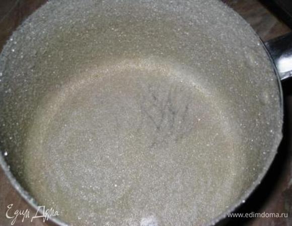 Форму для шарлотки, моя диам. 12 см., очень обильно смазываем сливочным маслом. Насыпаем в форму до верха сахар и высыпаем его обратно в банку. Вот, что получится.