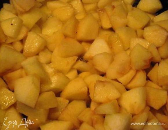 Яблоки чистим от кожи и семян, нарезаем крупными кубиками и обжариваем на 50 гр. сливочного масла. Добавляем пряности. Алкоголь. Если хотите, можно зафламбировать.
