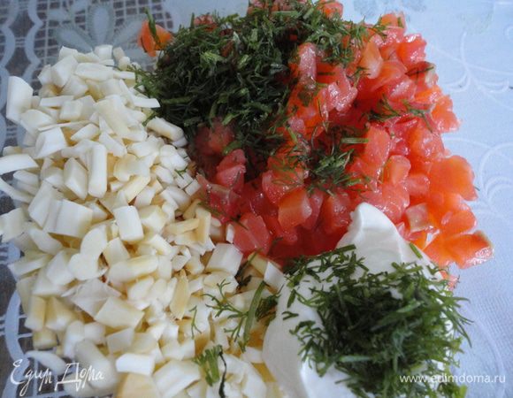 Сыр и форель режим кубиками,добавляем сметану,укроп.