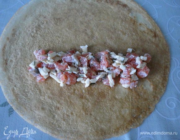 Распределить начинку по блинчику.