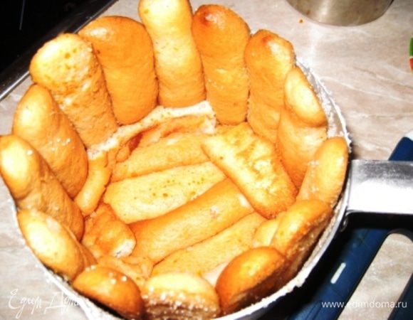 Выкладываем форму печеньем, насколько сумеем плотно и аккуратно, не оставляя свободных мест.