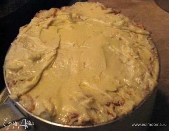 Полуготовые яблоки выкладываем в "корзинку", прижимаем. Закрываем куском хлеба. Обрезаем края савоярди. Прокладываем пустоты обрезками. Яблоки должны быть плотно закрыты. Обильно намазываем сливочным маслом.