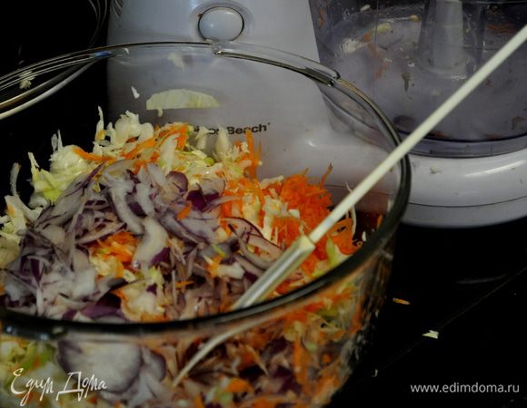 Карусту порубить , морковь нашинковать,лук порубить. Сложить все в посуду.