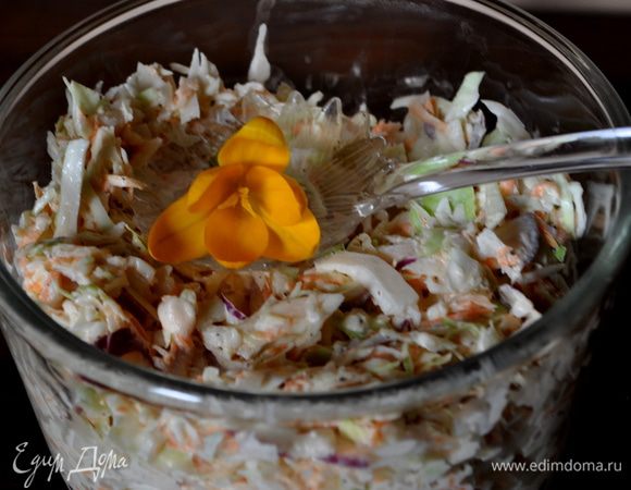 Овощи перемешать вместе с заправкой,накрыть и поставить в холодильник не менее часа!Хранить в холодильнике в закрытом виде.