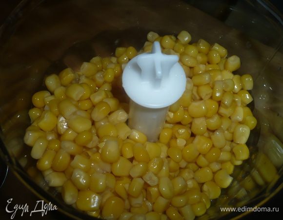 В блендере измельчить кукурузу