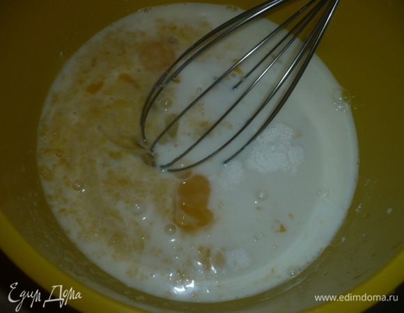 добавить яица, молоко и разрыхлитель, все перемешать 