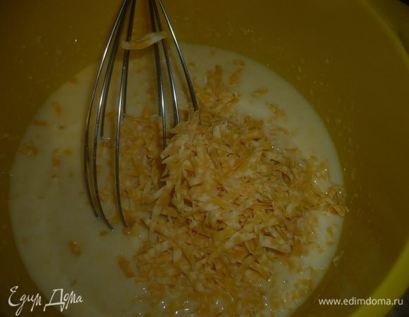 в тесто добавить натертый сыр и перемешать