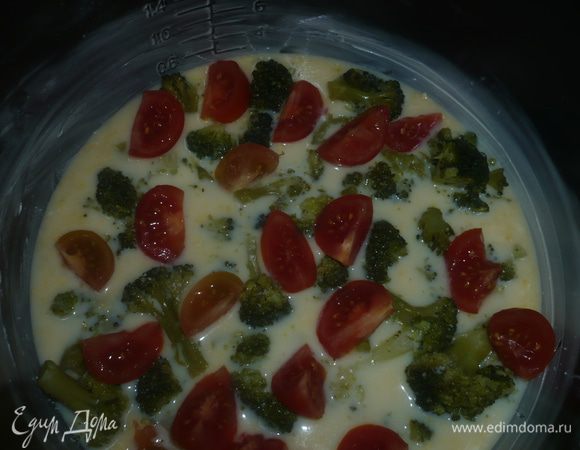 и помидорки черри порезанные на 4 части, чуть-чуть присолить и включаем мультиварку в режим выпечка на 40 минут