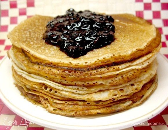 В тёплые 500 мл молока добавила 20 гр свежих дрожжей,1 ст.ложка сах.песка,соль.
Всё перемешать и дать дрожжам подняться мин. 15...
Добавляю 1яйцо,муки где то 1,5-1ст.перемешиваю до состояния не густой сметаны,а миксером чтоб комочков не было...
и ставлю в тёплое место подышать...
Наливаем готовое тесто на горячую сковородку тонким слоем...
обжариваем с 2х сторон...
Блинчики с красной смородиной!!!