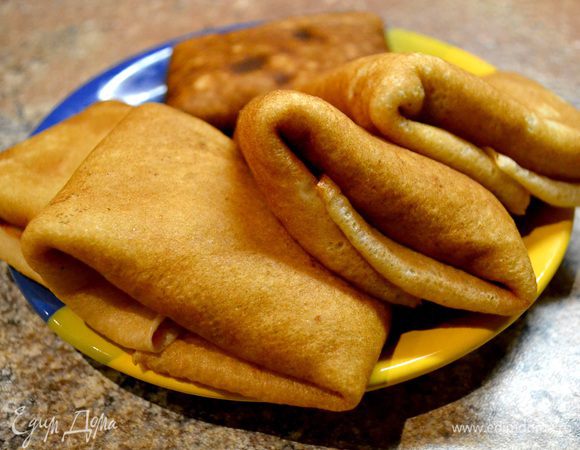 Начинка:банан мнём вилкой,на водяной бане растопила шоколад со сливками,перемешать и начинить блинчики.