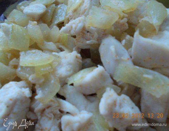 мелко режем курицу и обжариваем её с луком на растительном масле