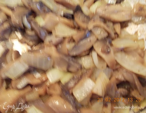 потом обжариваем грибы с луком