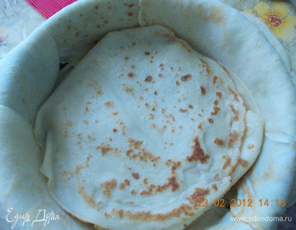 и закрываем 2-мя блинами, которые находятся друг напротив друга, следующий слой-пшено, тоже закрываем 2-мя блинами, курица- 2 блина, последний слой- яйца, накрываем последними блинами, сверху укладываем последний,10-й блин, посыпаем тёртым сыром и ставим в духовку на 15-20 минут при 180 градусах