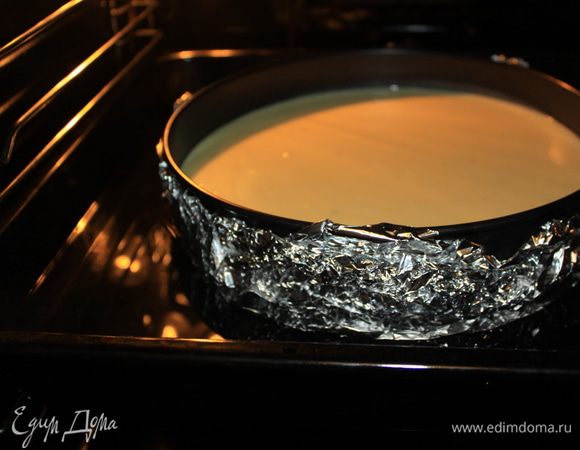 Для того чтобы избежать растрескивания готового чизкейка, существуют некоторые хитрости. Например, можно готовить его на водяной бане, чтобы он прогревался равномерно.