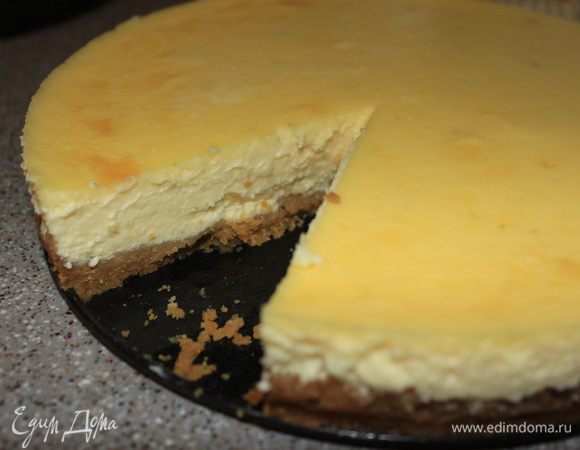 Готовый чизкейк нарежьте порционными кусочками, и по желанию украсьте пирог ягодами, фруктами или полейте шоколадом. В общем, кто что любит. Приятного аппетита! :)