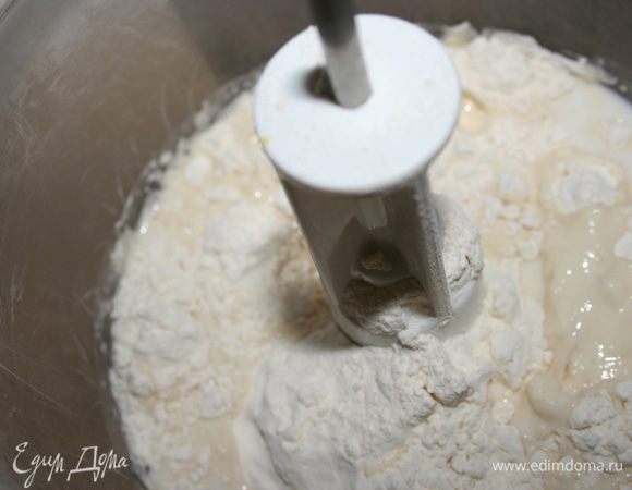 Смешать муку со 150 мл молока до консистенции густой сметаны. Можно добавлять немного молока. Главное, чтобы не образовывалось комочков. 