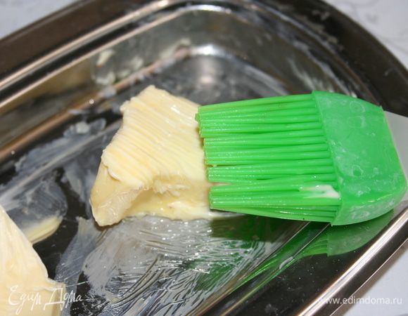 Смешиваем обе части теста, получается консистенция жидкой сметаны. Добавляем растительное масло. Хорошо нагретую сковородку Tefal чуть-чуть смазываем сливочным маслом. 